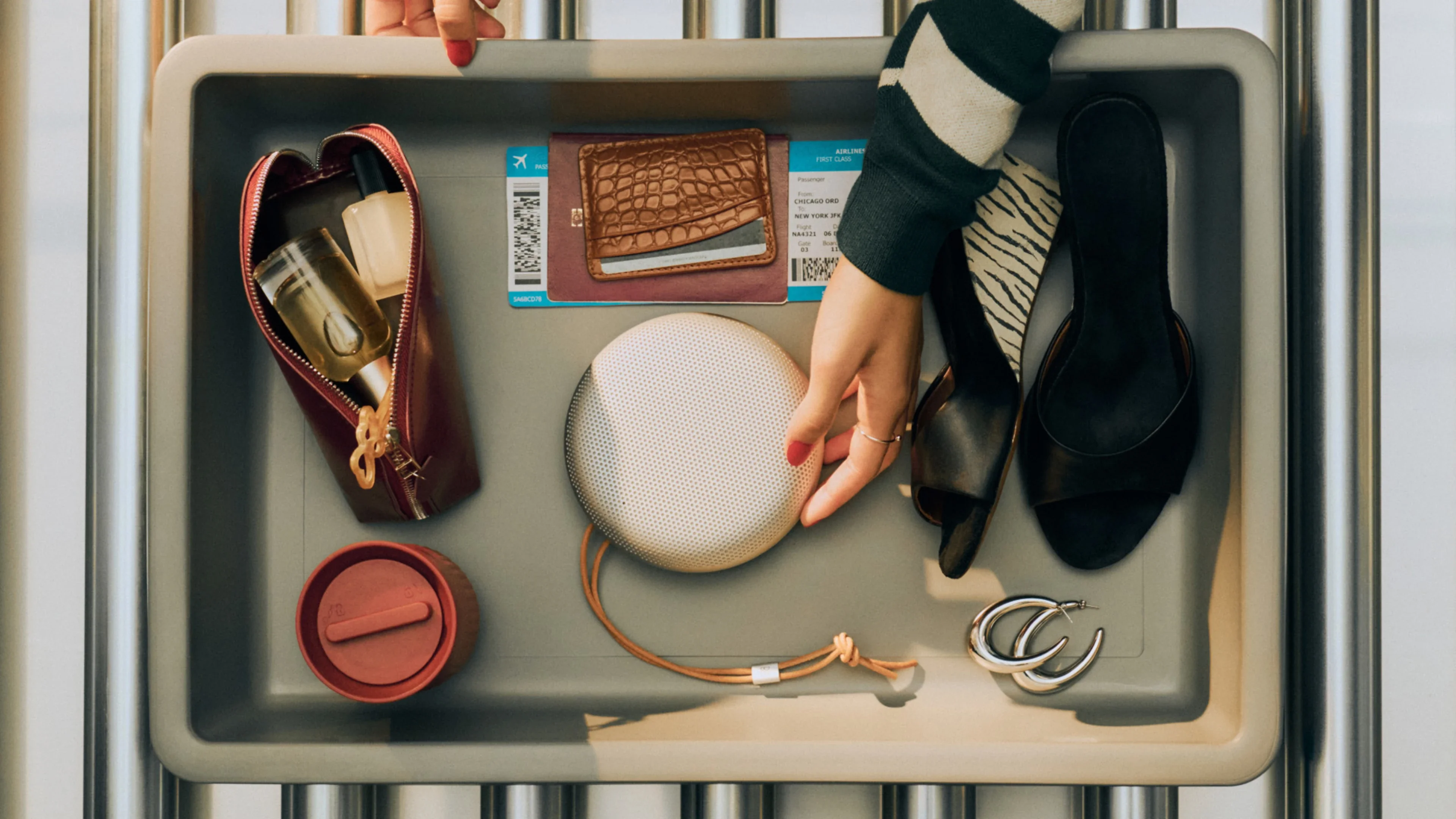 Bang & Olufsen Beosound A1 2nd Gen in anthracite aluminum, top view